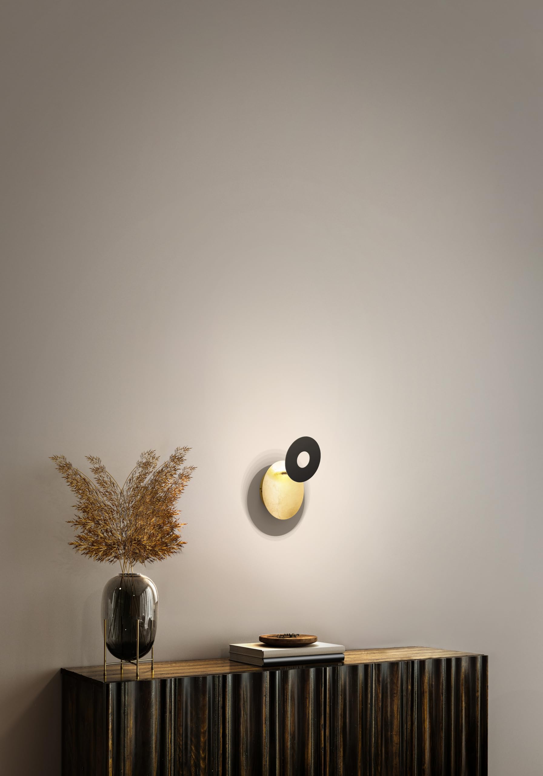 fischer-honsel-hennes-led-wandleuchte-blattgold-sandschwarz-schwenkbarer-spot image 4