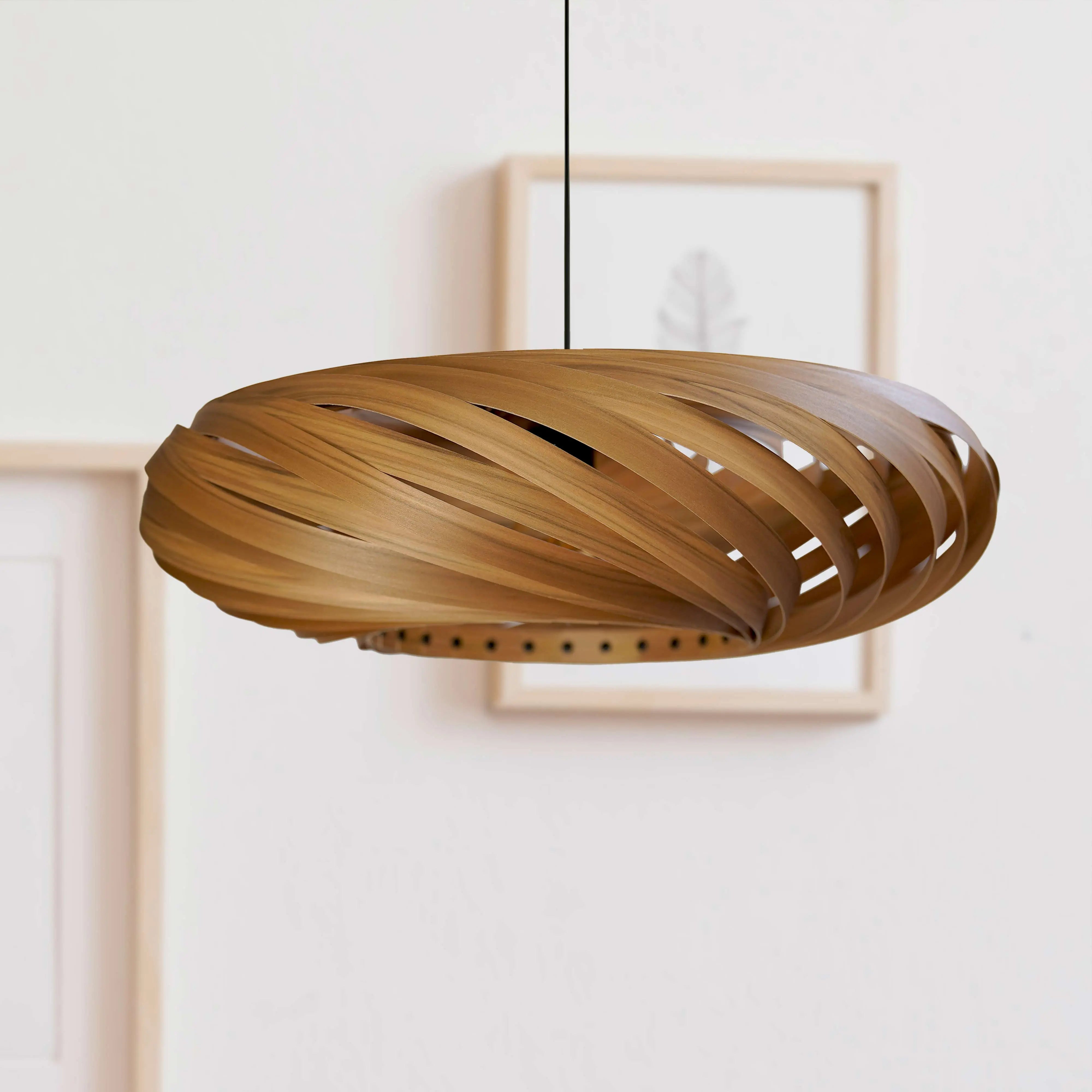 gofurnit-larena-h-ngeleuchte-aus-amberbaumholz-65-70-cm image 2